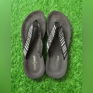 Minnetonka‎ Women's Black Slippers Size 9
